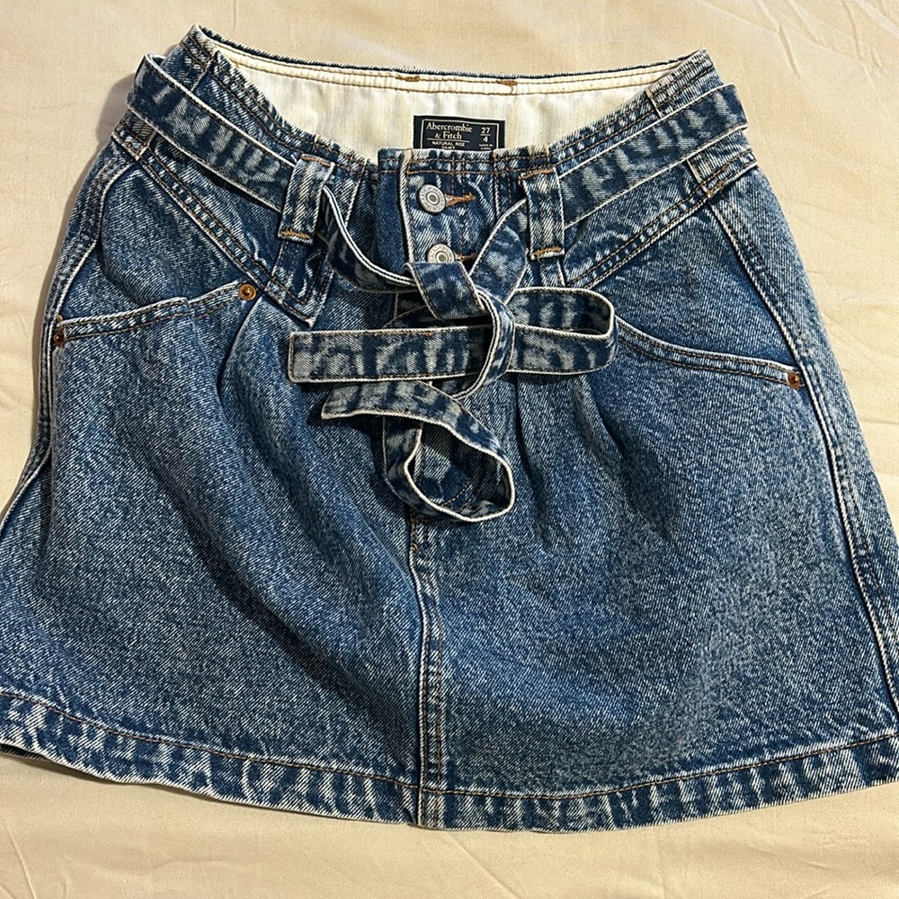 Trendy 90s high waist denim skirt
